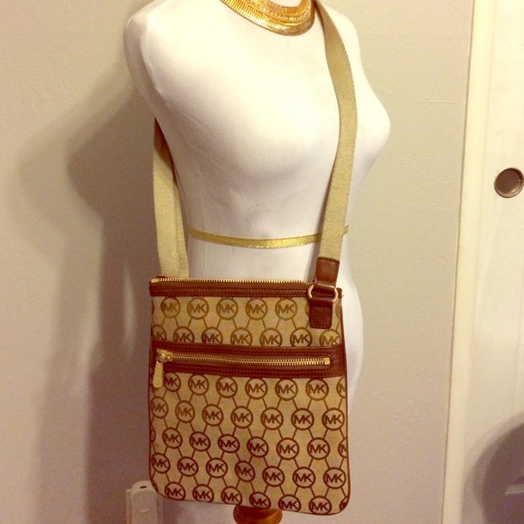 🚫Sold🚫 michael Kors Cross body + Dust bag
