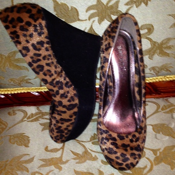 Cheetah wedges, brown with black cheetah spots