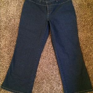Dark blue jean capris.
