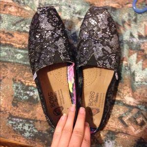 Black cute sparkly bobs.