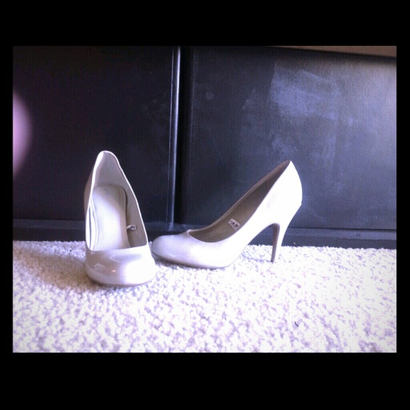 Grey patent pumps