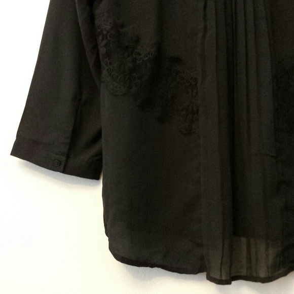 Playful Black Blouse with Lace and Pleats - Picture 4 of 4