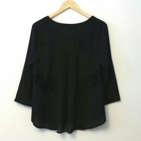 Playful Black Blouse with Lace and Pleats - Picture 2 of 4