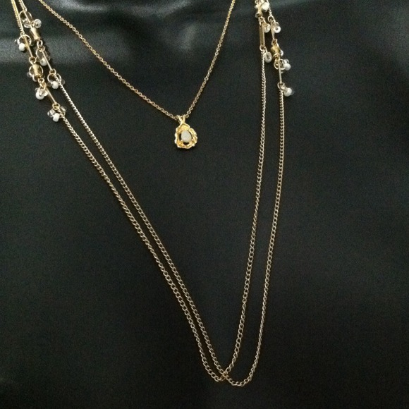 Long gold tone chain with bead accents w/pendant