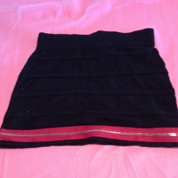 Cute red trim skirt