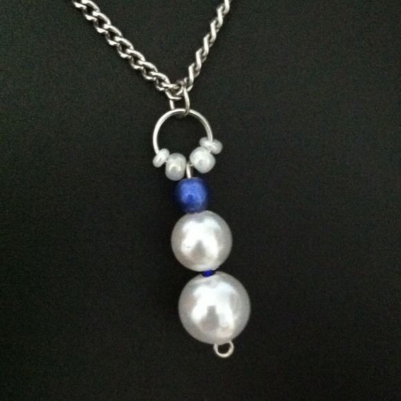 Pendant of white and blue pearl bead necklace