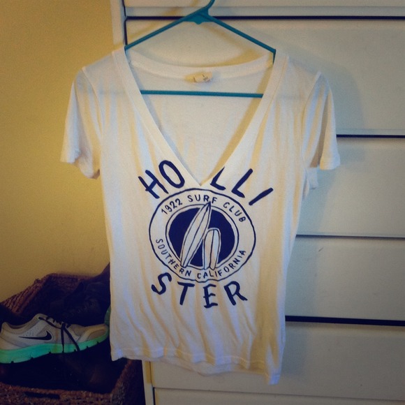 Hollister "surf club" graphic v-neck tshirt- large