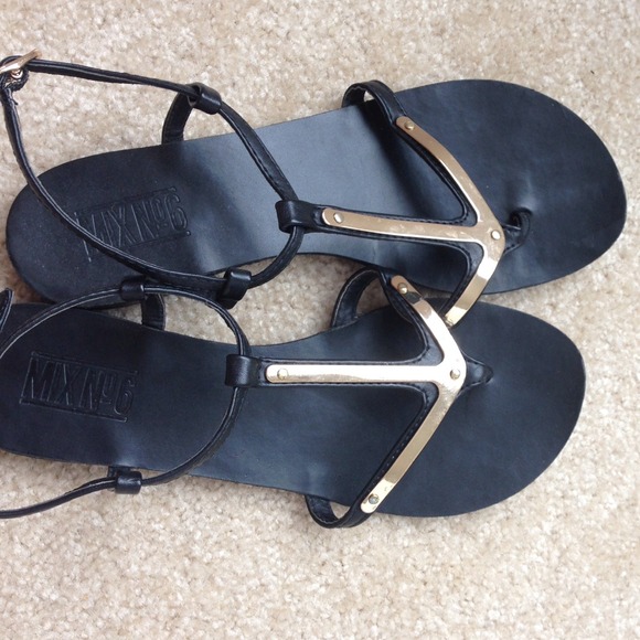 Black Gold-Plated T-strap sandals - Picture 2 of 4