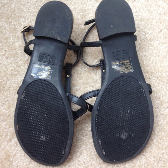 Black Gold-Plated T-strap sandals - Picture 4 of 4
