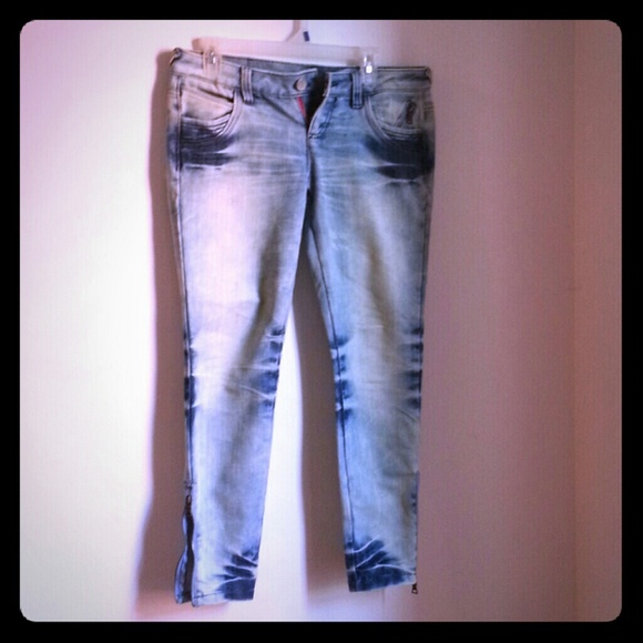 Distressed skinny jean with zip ankle sz9