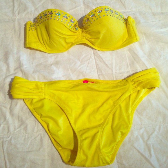 Price reduced vs swimsuit never worn!!!