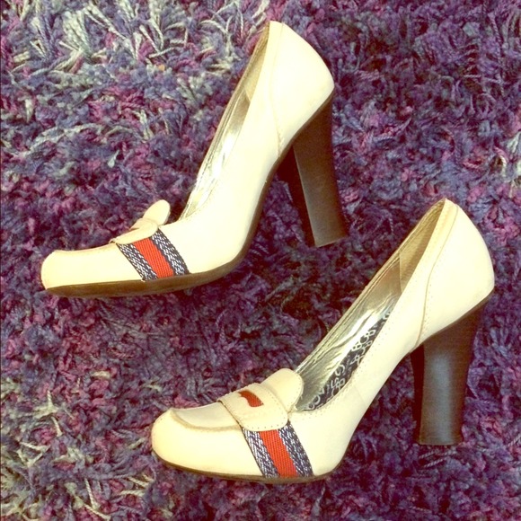 Size 7 heels from BCBG - Picture 1 of 4