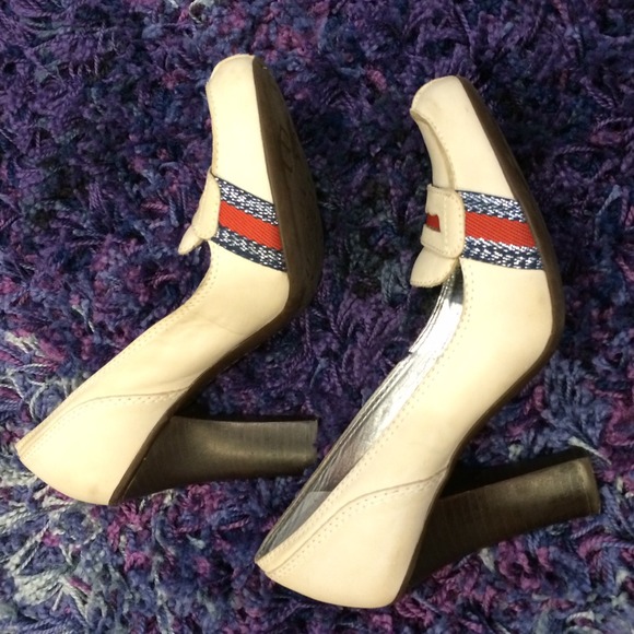 Size 7 heels from BCBG - Picture 4 of 4