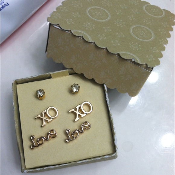 "XO", "Love" and clear stud earring in gift box !