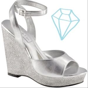 🎉🚨REDUCEDx2🎉🚨 Silver wedges