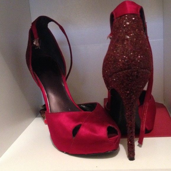 Nine West peep toe pumps