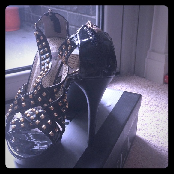 Black patent leather 4" heels. N.Y.L.A. Sz. 9.5