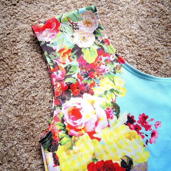 🌺Floral Bodycon Dress🌺 - Picture 2 of 4