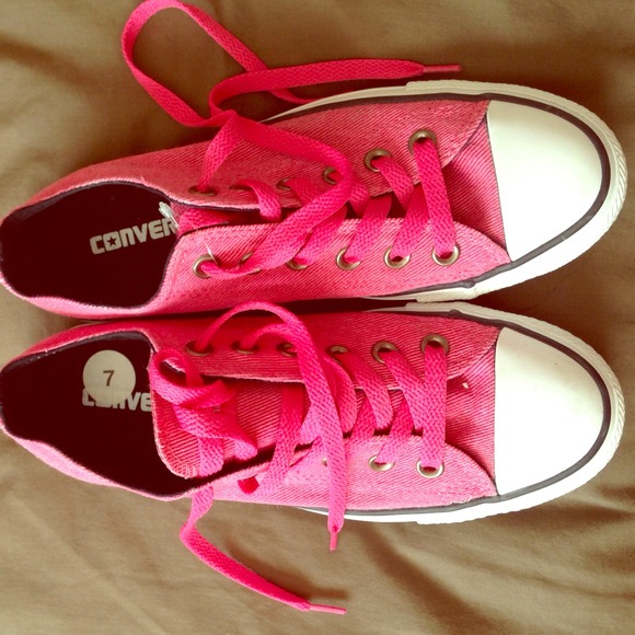Pink converse. 💗