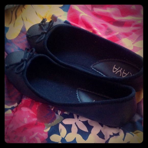 Simple Black Kaya Flats