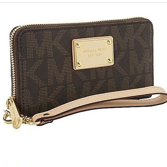 Large Michael kors wristlet!
