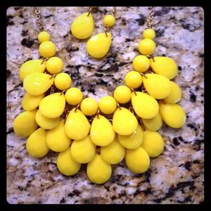 Stunning necklace + earrings set