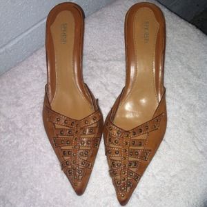 Brown pointy low- mid heel