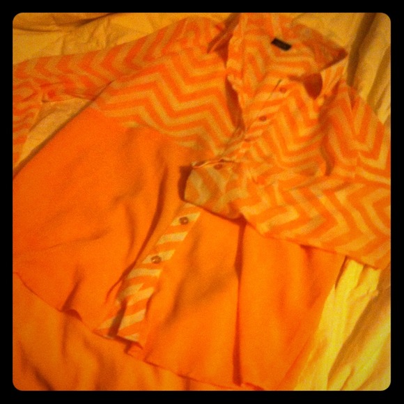 🔴BUNDLED🔴 Peach Hi Low Chevron Top - Picture 1 of 4