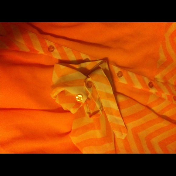 🔴BUNDLED🔴 Peach Hi Low Chevron Top - Picture 2 of 4