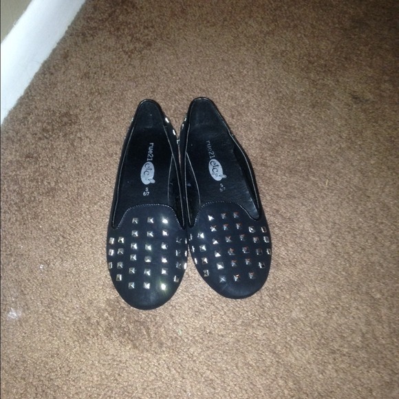 ♦️studded flats♦️