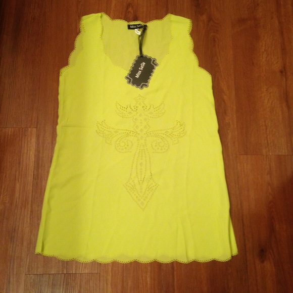 Cross perforated lime tank top - Picture 2 of 4