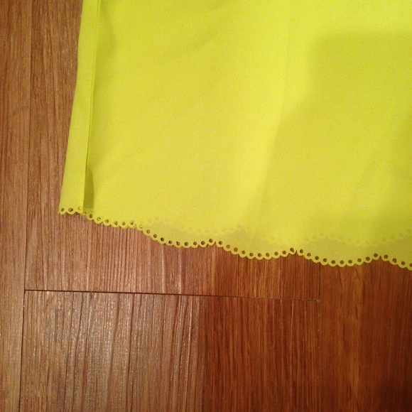 Cross perforated lime tank top - Picture 3 of 4