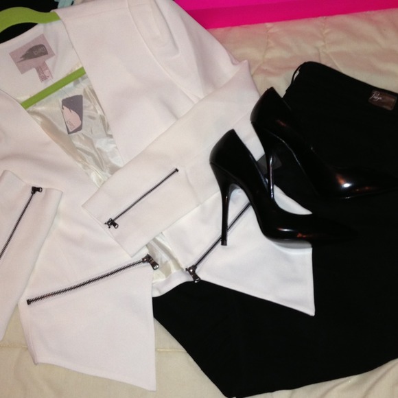 SOLD IN BUNDLE White blazer