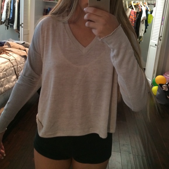 BRANDY MELVILLE PALE PINK LONG SLEEVE - Picture 2 of 2