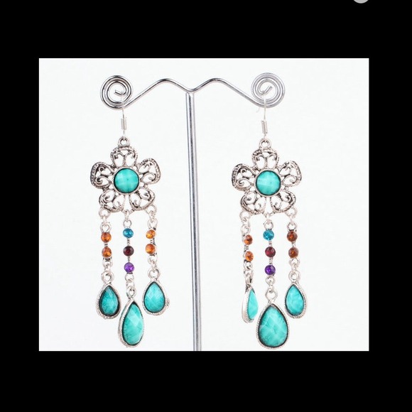 BUY 2 GET 3 FREE! Dangle earrings. NWT - Picture 1 of 1