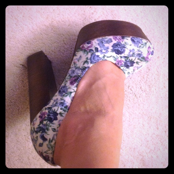 SOLDBrand new floral heels size 7 faux wood bottom