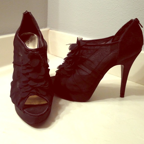 Black mesh pumps