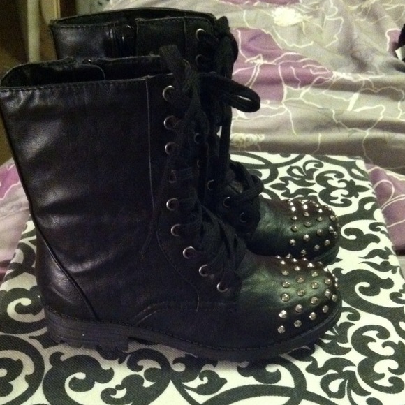 Girls studded (toe) combat boot! - Picture 2 of 3