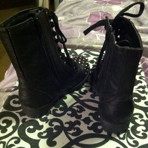 Girls studded (toe) combat boot! - Picture 3 of 3