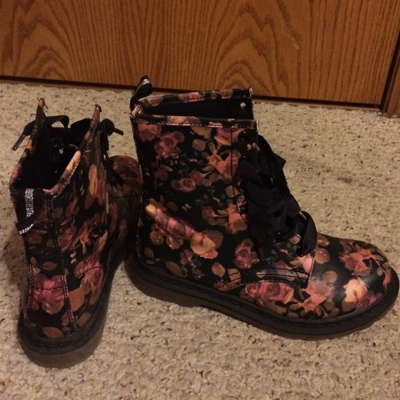 Combat boots