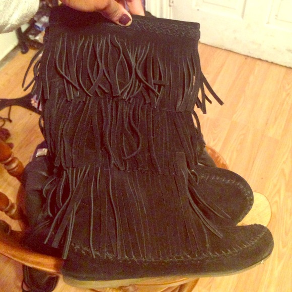 Black minnetonka boots