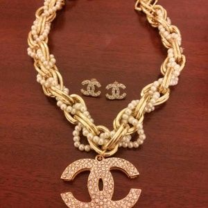 Gorgeous chunky faux pearl necklace and matching e