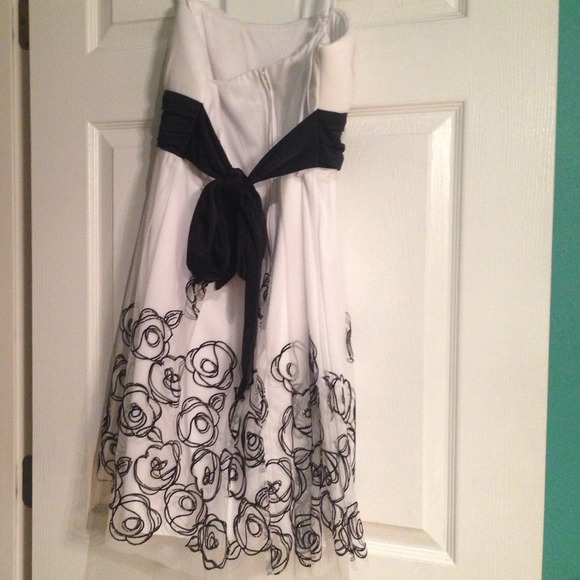 White 👗 - Picture 2 of 2