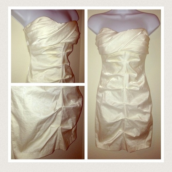 25$ bebe  strapless crepe minidress