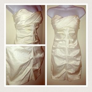25$ bebe  strapless crepe minidress