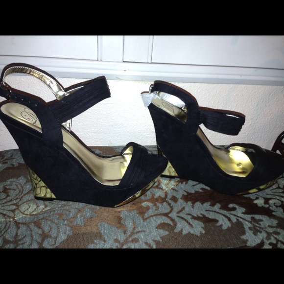 Shoes - Picture 2 of 3