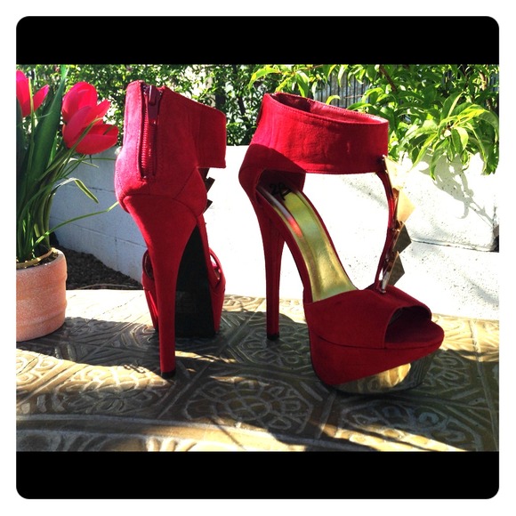 Size 7 2B brand new never worn .
