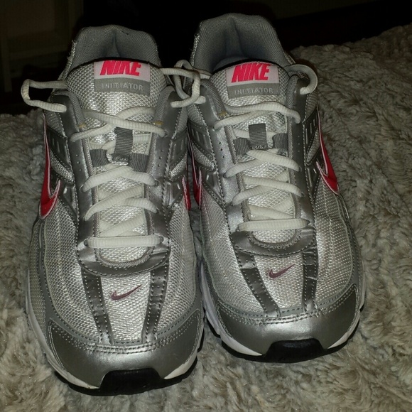 NIKE INITIATOR WALKING SHOES