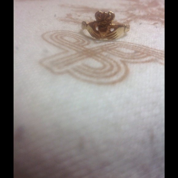 Gold hand crown ring