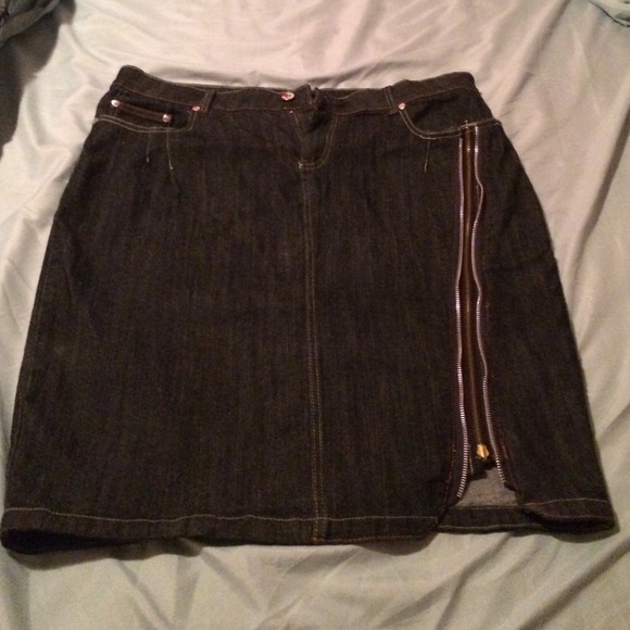Skirt with side zip